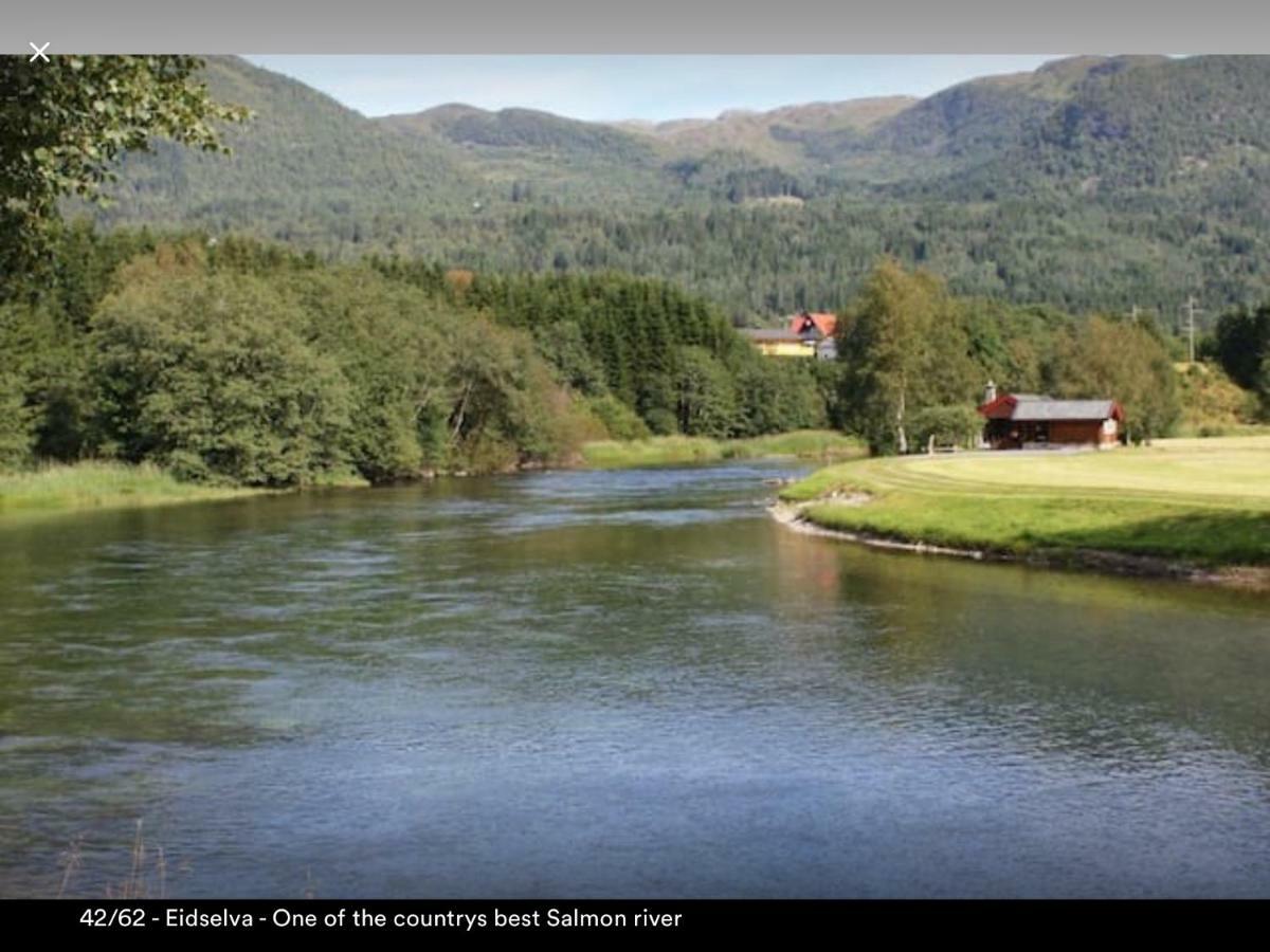 Koselig Landsbyhus I Nordfjord Nordfjordeid Bagian luar foto