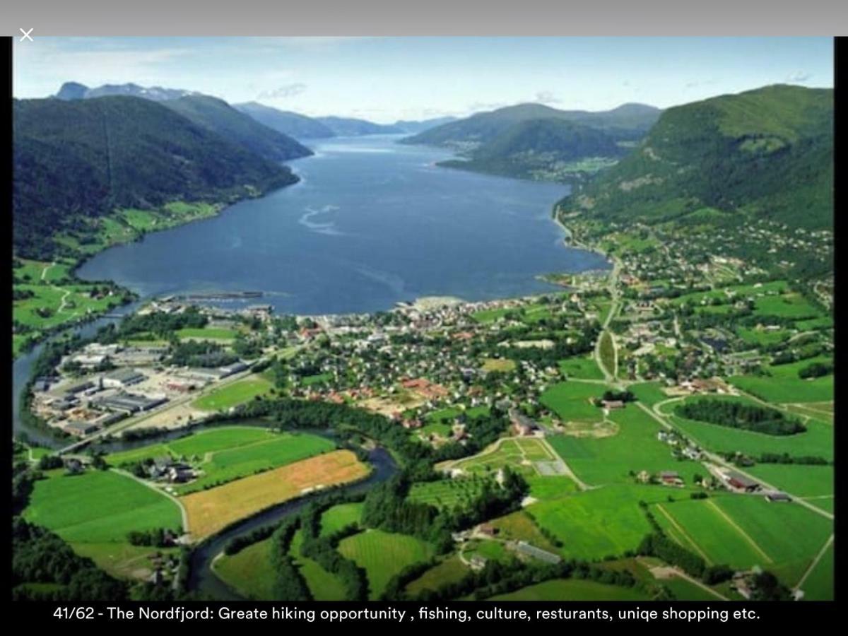 Koselig Landsbyhus I Nordfjord Nordfjordeid Bagian luar foto